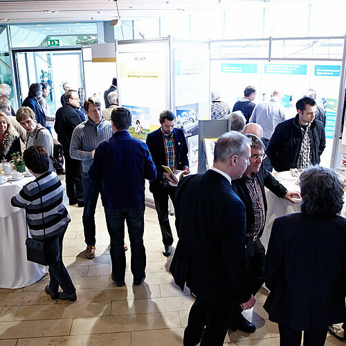 Besucher des Architektenforum tauschen sich untereinander aus.